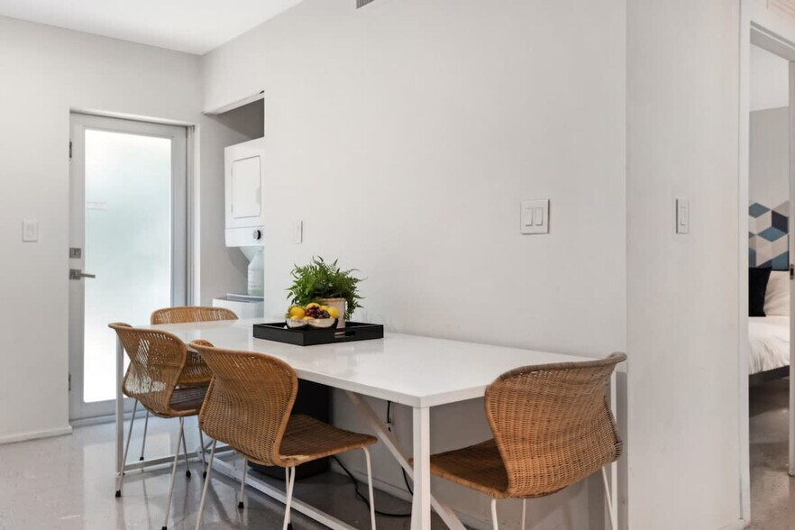 Building Photo - 250 Collins Ave