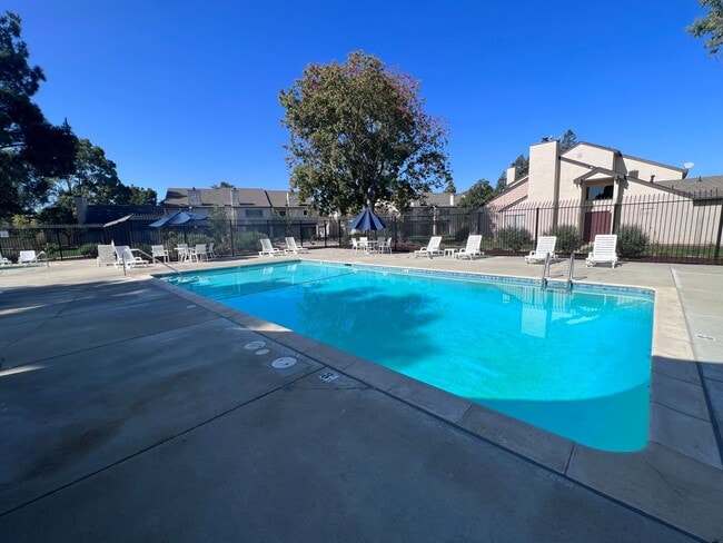 Building Photo - Large 3BR/2BA Townhouse, 2 Car Garage, Was...