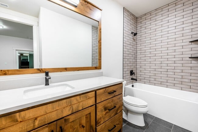 Building Photo - Beautiful Custom Townhome for Rent in Island Park- NAME YOUR LEASE TERMS