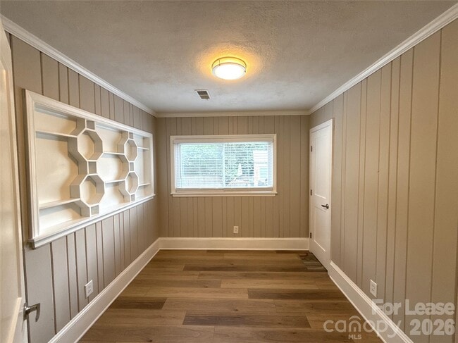 Building Photo - 833 Mohigan St