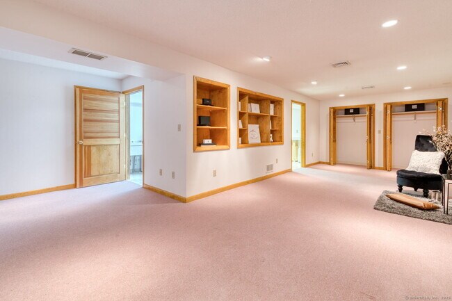 Building Photo - 592 Mountain Rd