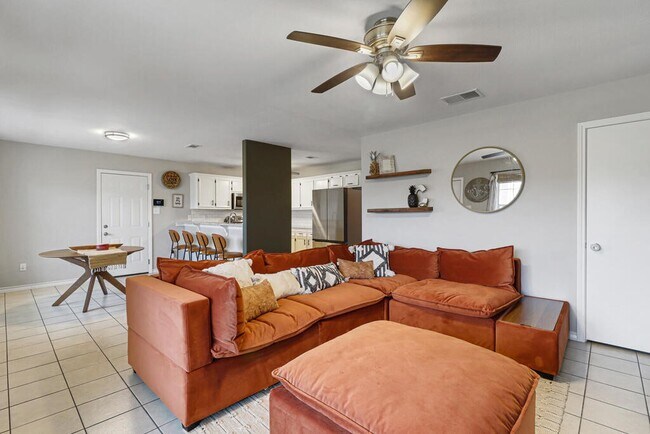 Building Photo - 5725 Ventura Ln