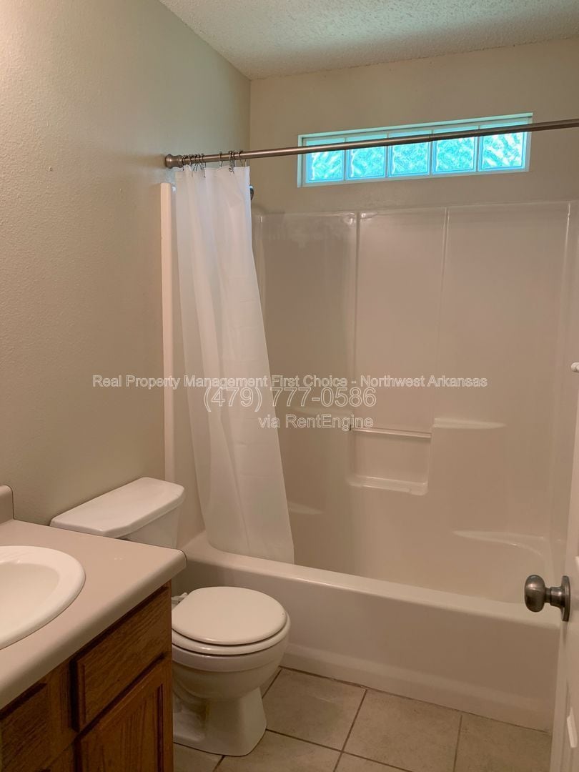 Building Photo - 1612 Cresent St