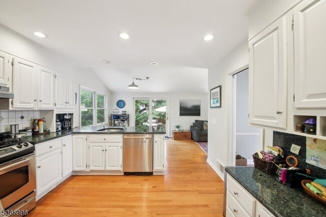 Building Photo - 19 Claremont Dr