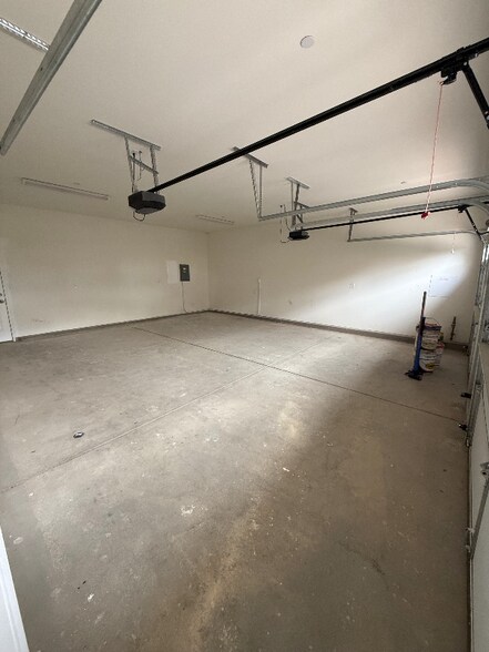 Building Photo - 7398 N Maple Ave