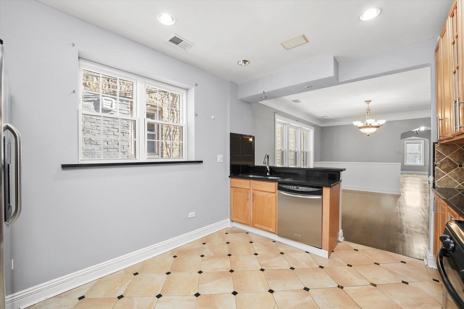 Building Photo - 5804 N Artesian Ave