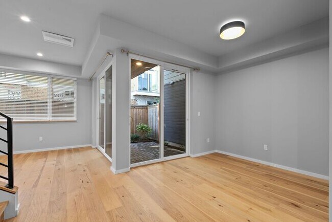 Building Photo - Stunning Othello Park Designer Townhome with Air Conditioning