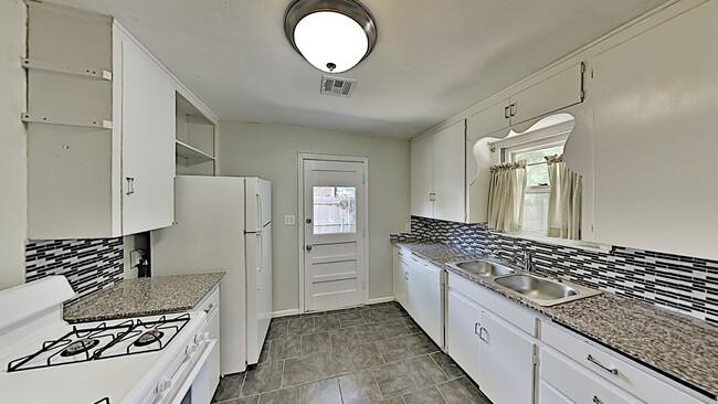 Building Photo - 3 Bedroom 1 Bath Home With 1 Car Garage In...