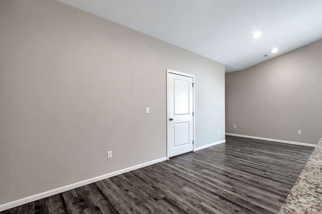 Building Photo - 1333 Azena St