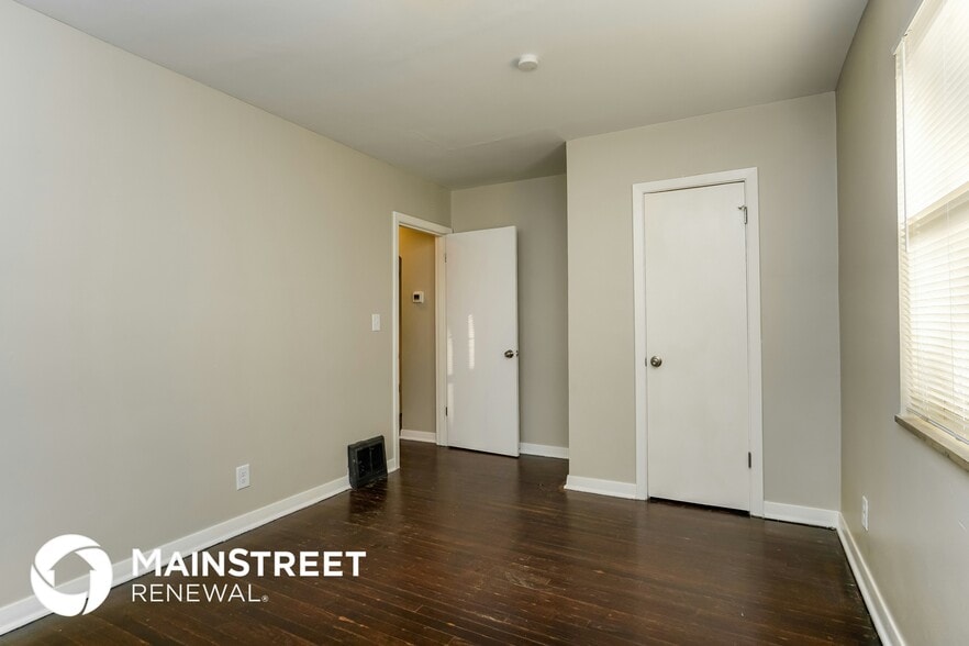 Building Photo - 1646 Oakwood Ave