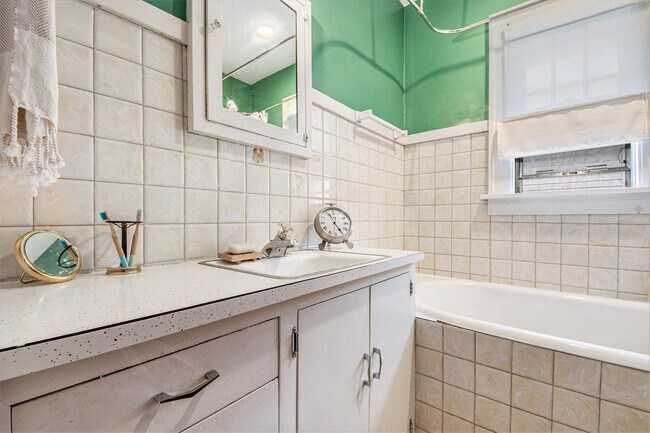 Building Photo - 932 Garfield Ave NW