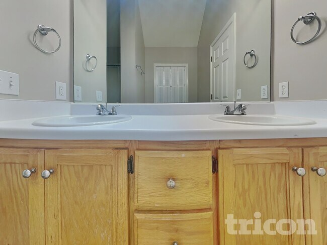 Building Photo - 155 Braxton Ln E