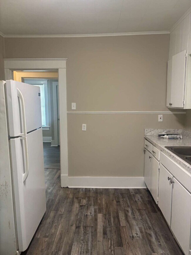 Building Photo - "Charming 3-Bedroom Home with Gleaming Hardwood Floors in Vibrant Memphis Neighborhood!"