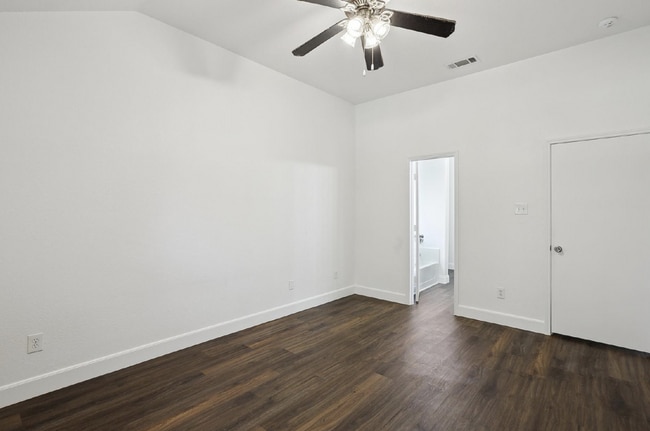 Building Photo - "Charming 3-Bedroom Home Just Minutes from Downtown Dallas!"
