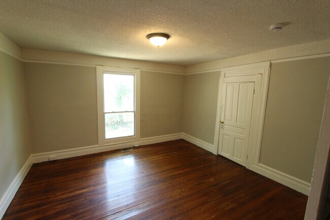 Building Photo - 442 Hall St