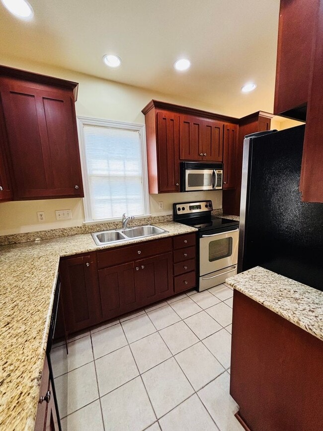 Building Photo - 204 Heights Ln