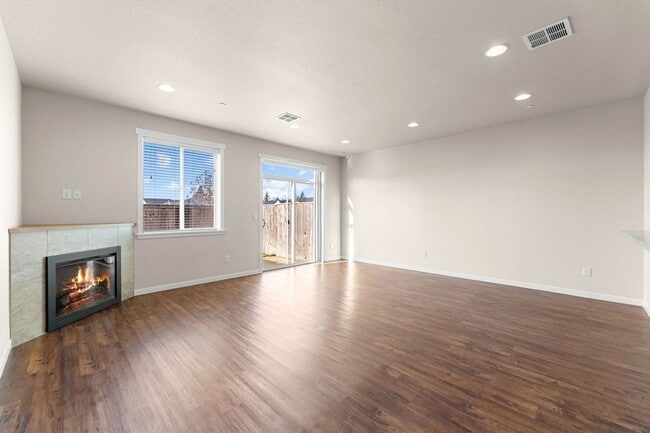 Building Photo - Gorgeous Townhome in Ridgefield!