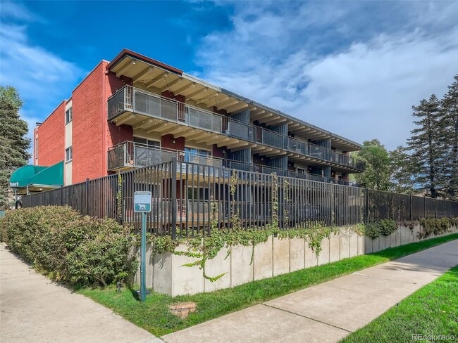 Building Photo - FABULOUS PEARL STREET CONDO IN SECURE BLDG...