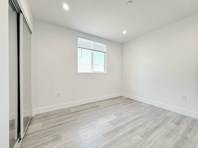Building Photo - 829 E 74th St