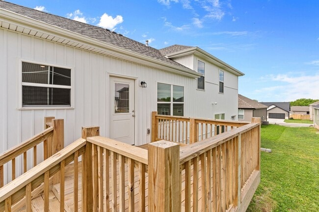 Building Photo - Beautiful Split Level 5 Bedroom Home - Hills of Olde Savannah