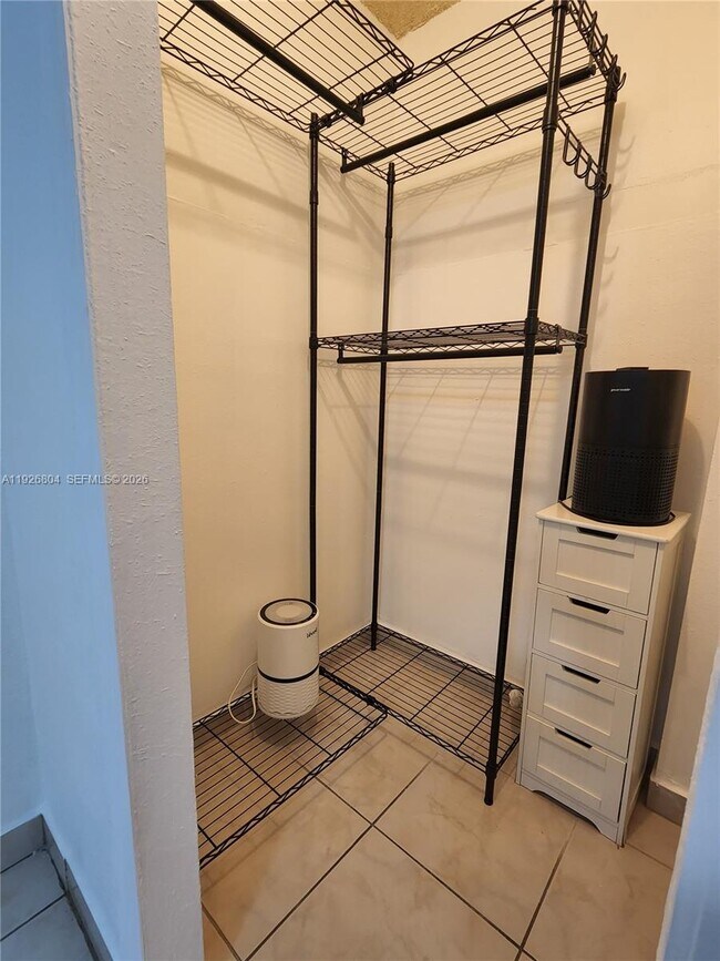 Building Photo - 666 W 81st St