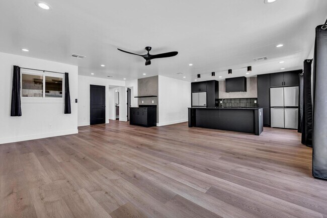 Building Photo - 6 Bedroom/4 Bath - Fully Remodeled