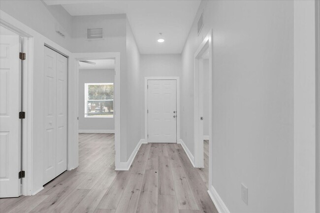 Building Photo - 705 S Orange Ave