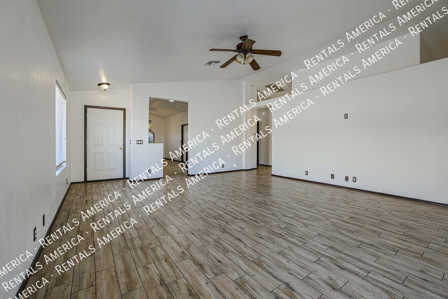 Building Photo - 9316 W Cinnabar Ave