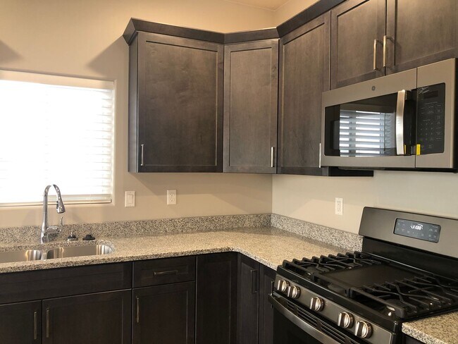 Building Photo - 4 Bedroom 2.5 Bathroom Townhome