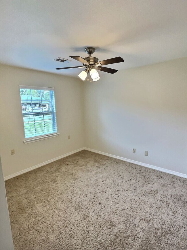 Building Photo - 3 BD 2 BA Home in Ocean Springs School District