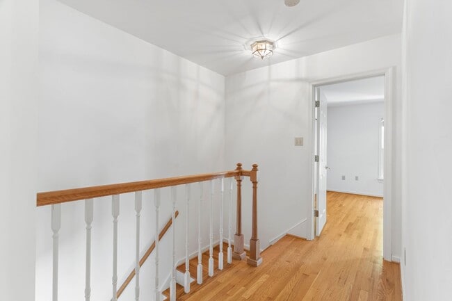 Building Photo - Spacious Townhouse with Basement in Farmvi...