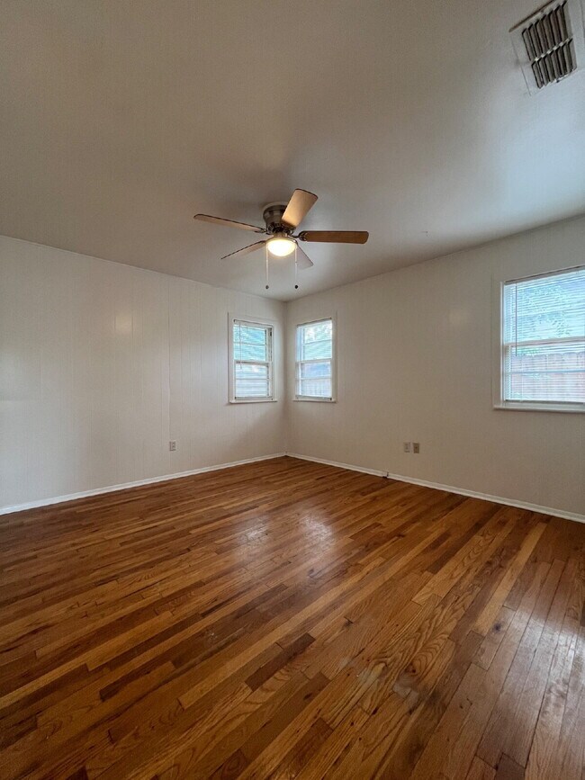 Building Photo - Cute 3 bedroom home with large backyard