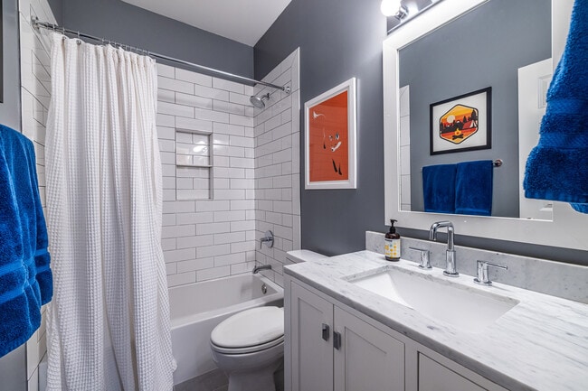 Building Photo - 2454 Vivian Cir