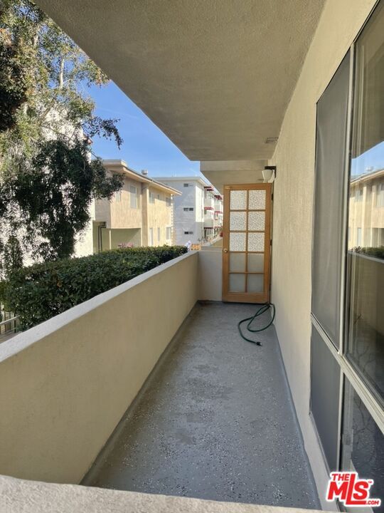Building Photo - 5330 Zelzah Ave