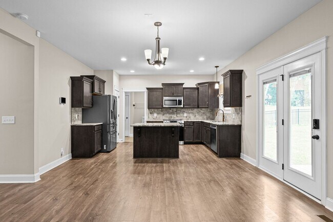 Building Photo - Pet Friendly Four Bedroom!