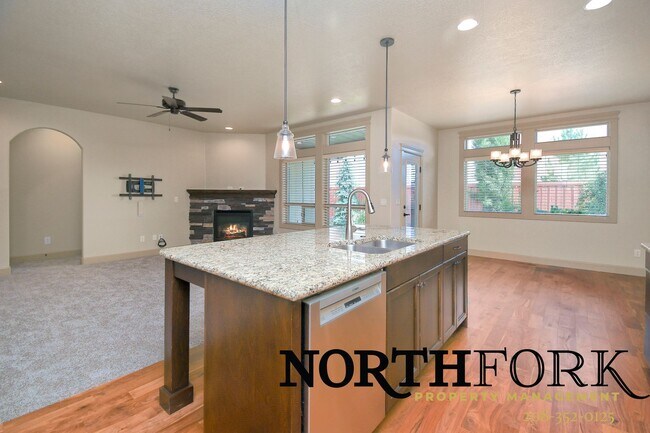 Building Photo - Desirable Star Home Coupled with Convenience