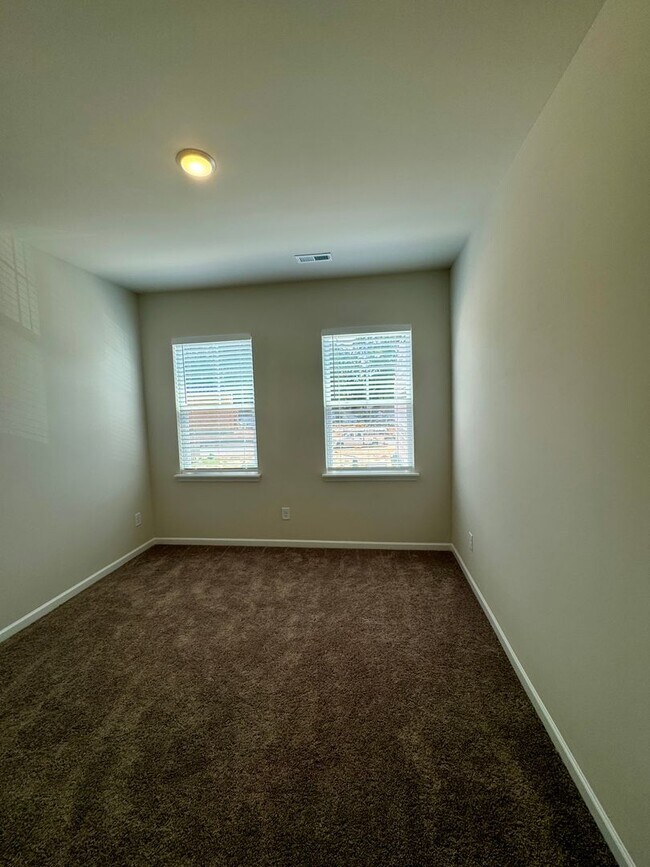 Building Photo - Beautiful, 3BR/2.5BA Townhouse in Gastonia