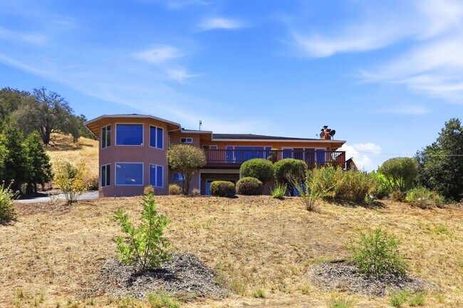Building Photo - Million Dollar Views! Available Now!