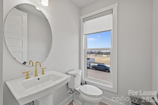 Building Photo - 1925 Dunavant St