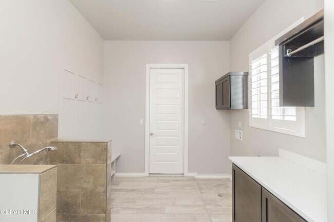 Building Photo - 864 Lemington St