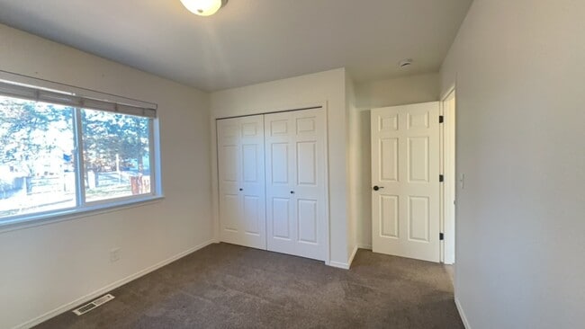 Building Photo - Charming 3 Bedroom / 2 Bathroom Home in NW Redmond