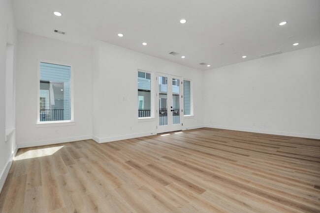 Building Photo - 3036 Live Oak St