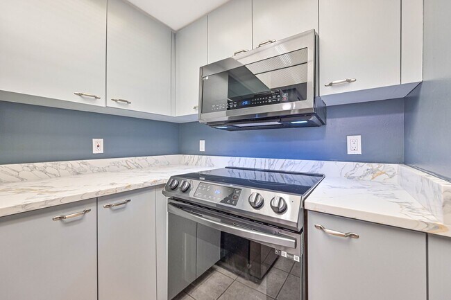 Building Photo - ** 2/2 First Floor Condo ~ Cross Creek ~ R...