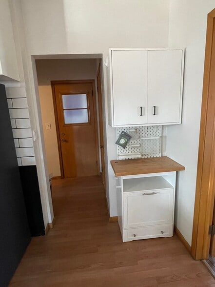 Entryway - 1628 California St NE