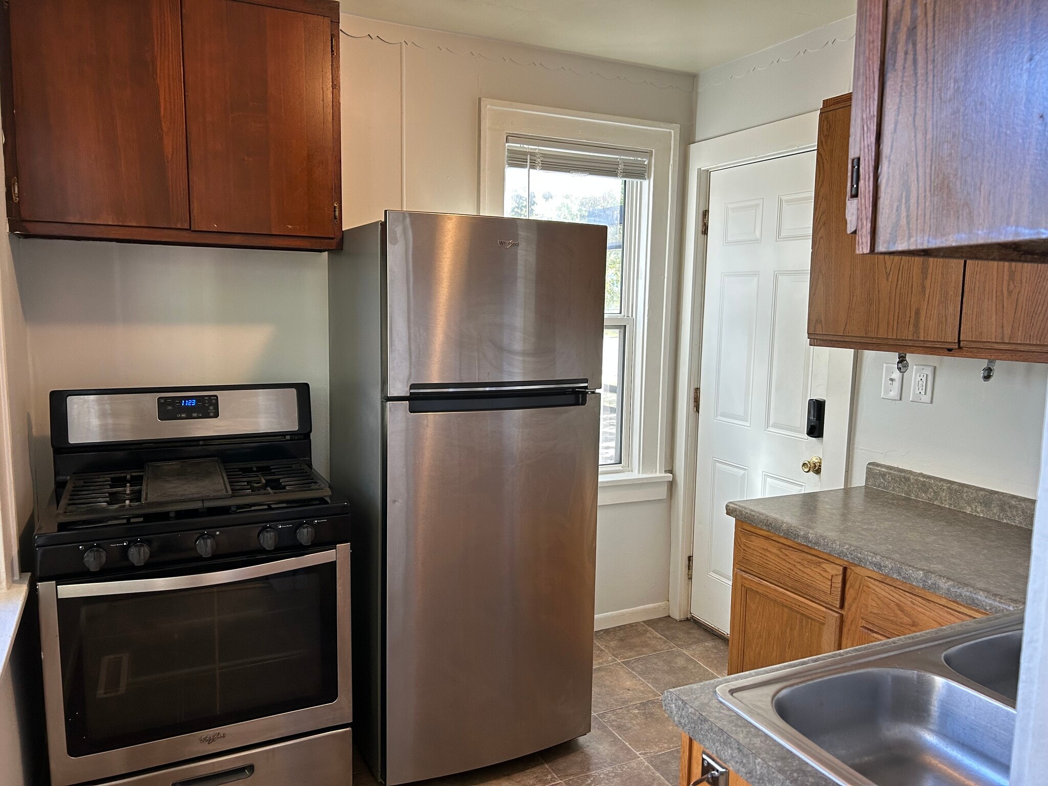 Kitchen view 2 - 203 Annapolis St W