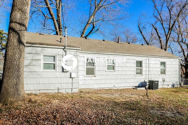 Building Photo - 3 Bedroom Pet-Friendly Home in OVERLAND PA...