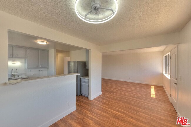 Building Photo - 8468 S Halldale Ave