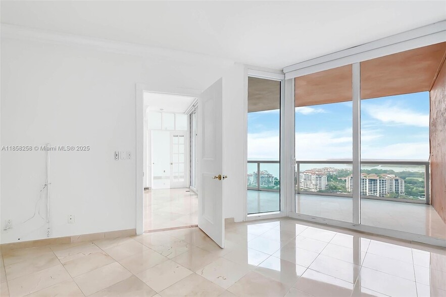 Building Photo - 300 S Pointe Dr
