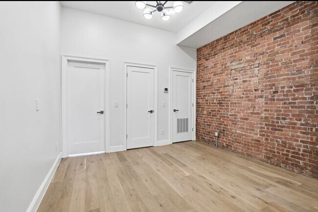 Building Photo - 233.5 Summit Ave