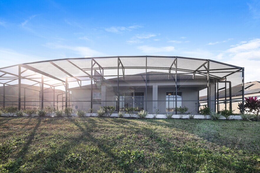 Building Photo - 1841 Henley St